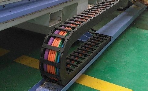 電纜、氣管、水管都可置于拖鏈中